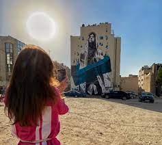 صوت الوطن نيوز | الملكة رانيا تقف أمام جداريات الشاب الموهوب صهيب العطار